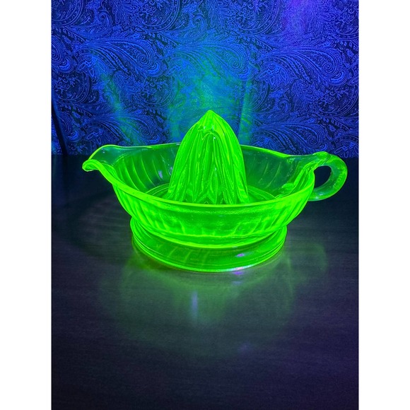 Vintage uranium glass juicer/reamer Round green by Cambridge - Picture 5 of 10